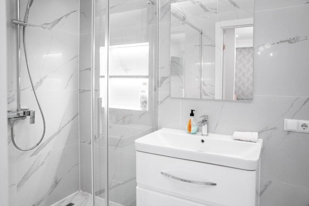 Glass New Apartments Ultracentral 키시나우 외부 사진