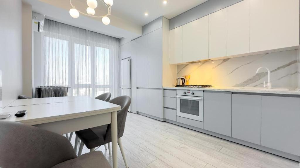 Glass New Apartments Ultracentral 키시나우 외부 사진