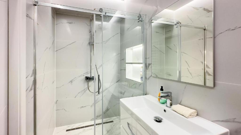 Glass New Apartments Ultracentral 키시나우 외부 사진