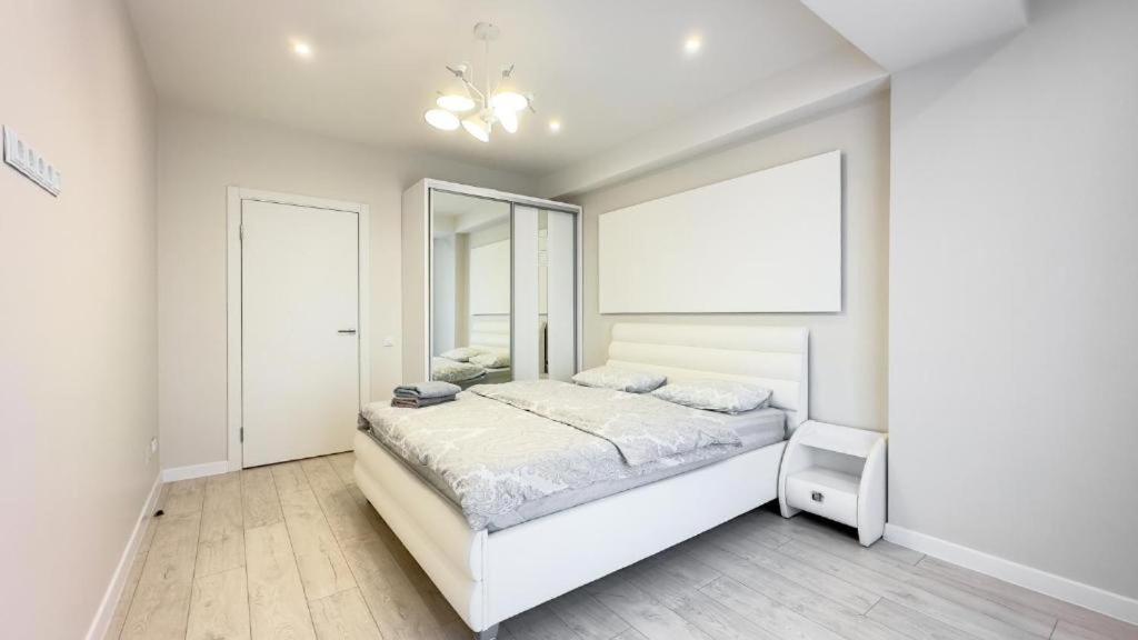 Glass New Apartments Ultracentral 키시나우 외부 사진