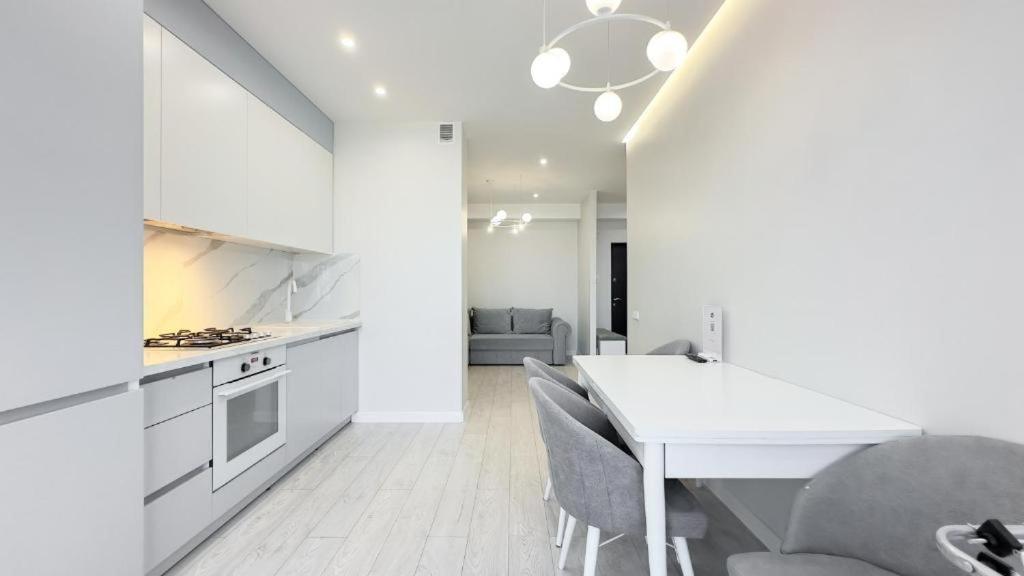 Glass New Apartments Ultracentral 키시나우 외부 사진